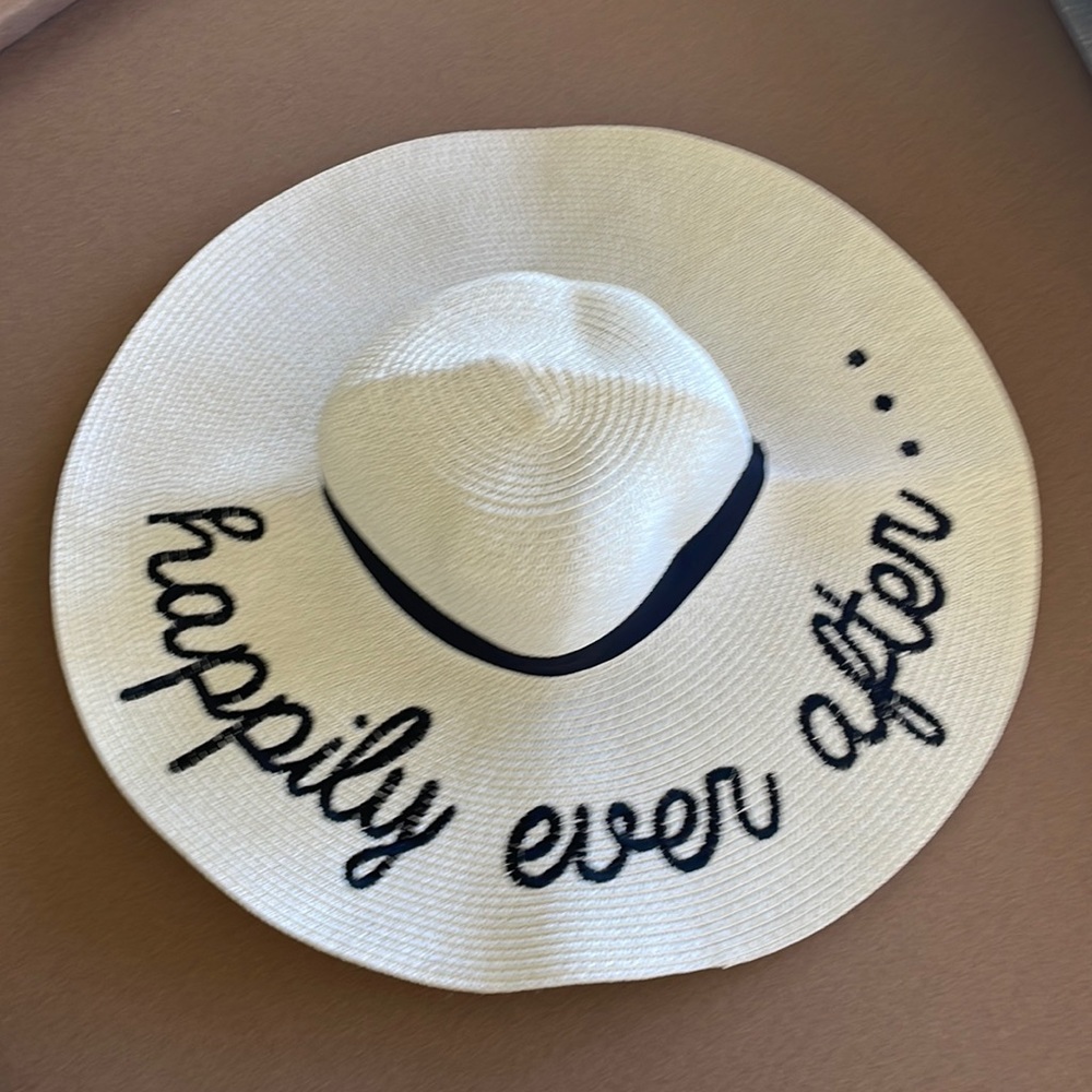 Sun hat “happily ever after”